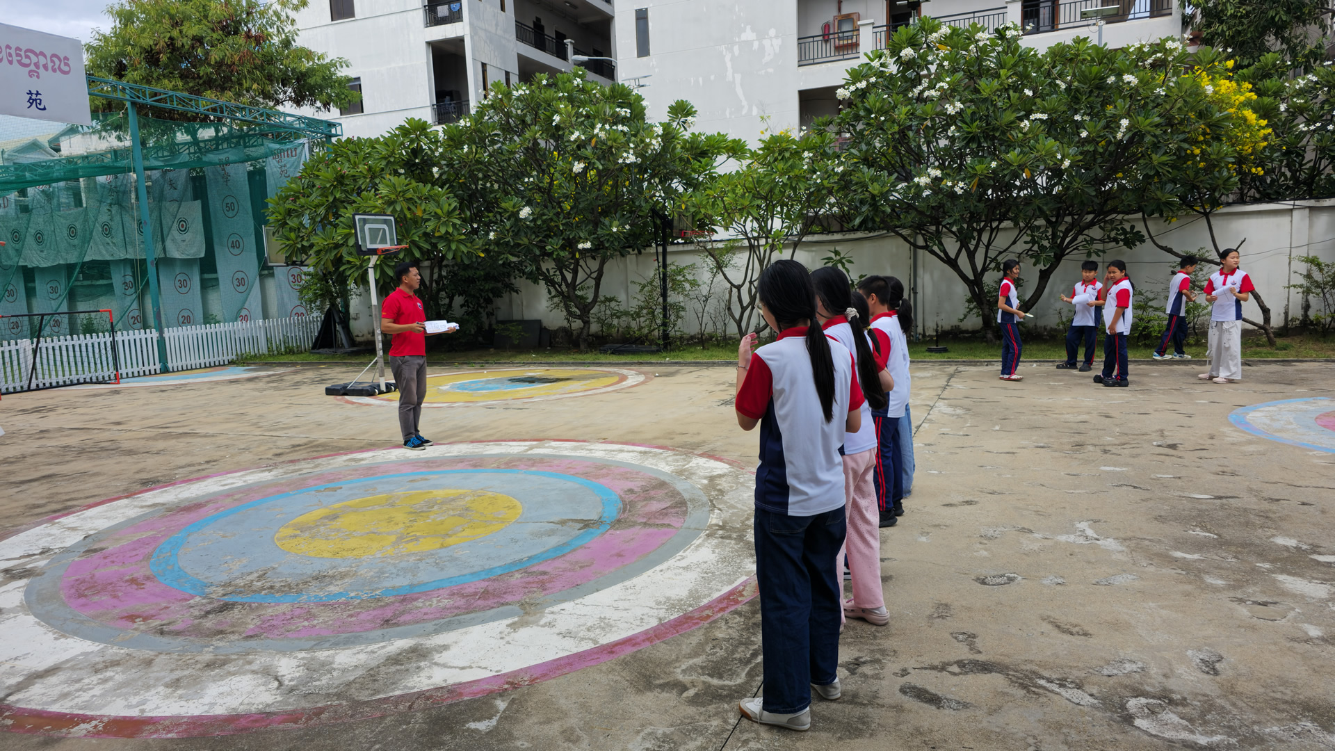 Students together at Shoudu